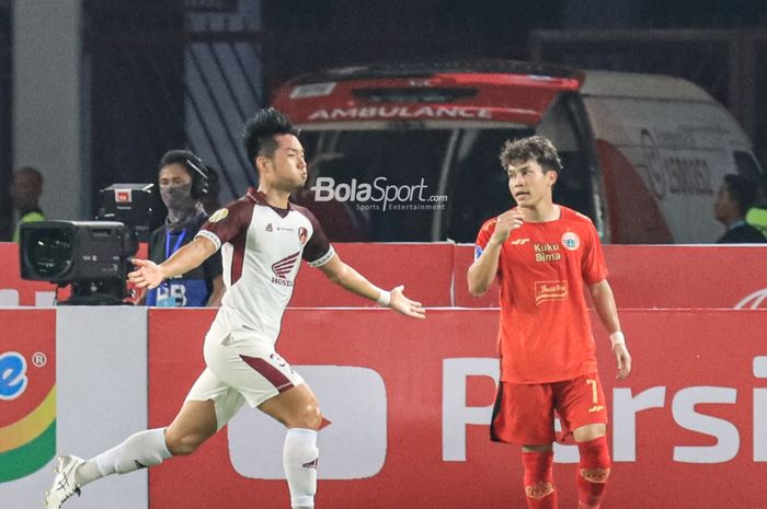 Pemain PSM Makassar, Kenzo Nambu (kiri), melakukan selebrasi seusai mencetak gol dalam laga pekan melawan Persija Jakarta di Stadion Utama Gelora Bung Karno, Senayan, Jakarta, Senin (3/7/2023) malam.