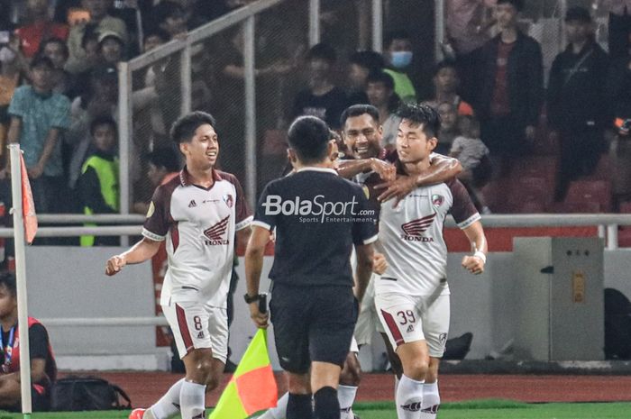 Sejumlah pemain PSM Makassar tampak merayakan selebrasi dalam laga pekan pertama Liga 1 2023 di Stadion Utama Gelora Bung Karno, Senayan, Jakarta, Senin (3/7/2023) malam.