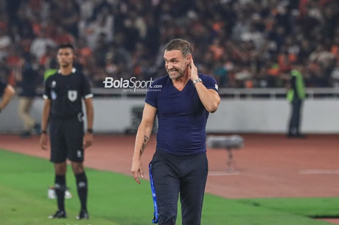 Pelatih Persija Jakarta, Thomas Doll, memantau timnya bertanding dalam laga pekan pertama Liga 1 2023  di Stadion Utama Gelora Bung Karno, Senayan, Jakarta, Senin (3/7/2023) malam.