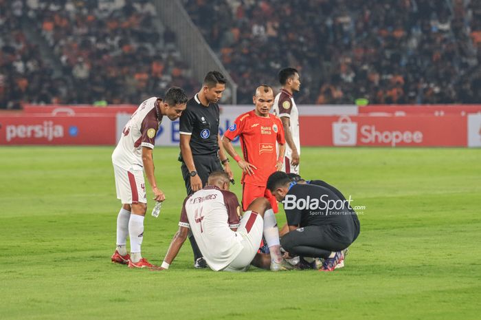 Bek asing PSM Makassar, Yuran Fernandes, sempat tergeletak dan mendapatkan perawatan tim medis dalam laga pekan pertama Liga 1 2023 di Stadion Utama Gelora Bung Karno, Senayan, Jakarta, Senin (3/7/2023) malam.