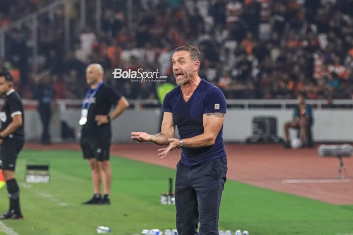 Pelatih Persija Jakarta, Thomas Doll, sedang memberikan intruksi kepada para pemain saat memantau timnya bertanding dalam laga pekan pertama Liga 1 2023  di Stadion Utama Gelora Bung Karno, Senayan, Jakarta, Senin (3/7/2023) malam.