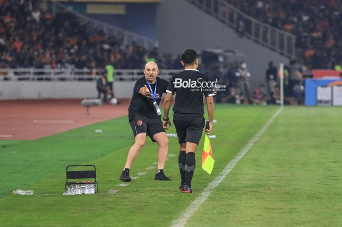 Peristiwa kocak terjadi karena pelatih PSM Makassar, Bernardo Tavares dan bek Yuran Fernandes memutusakan cabut duluan demi mengejar pesawat saat laga Persik vs PSM dihentikan.