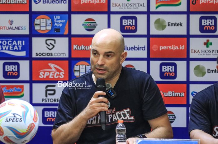 Pelatih PSM Makassar, Bernardo Tavares, sedang memberikan keterangan kepada awak media dalam sesi jumpa pers setelah laga pekan pertama Liga 1 2023  di Stadion Utama Gelora Bung Karno, Senayan, Jakarta, Senin (3/7/2023) malam.