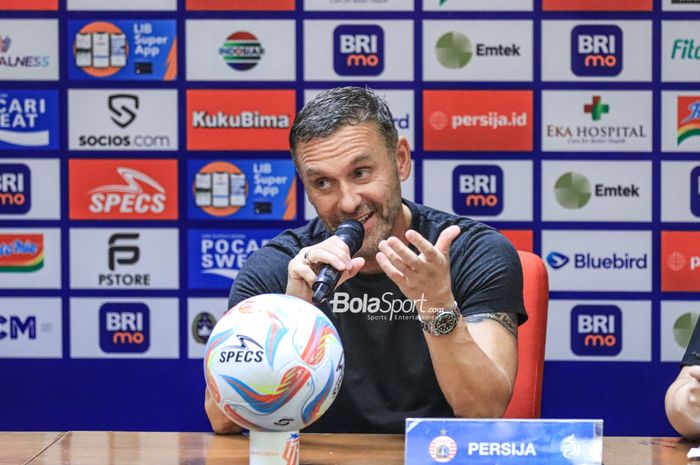 Pelatih Persija Jakarta, Thomas Doll, sedang memberikan keterangan kepada awak media dalam sesi jumpa pers setelah laga pekan pertama Liga 1 2023  di Stadion Utama Gelora Bung Karno, Senayan, Jakarta, Senin (3/7/2023) malam.