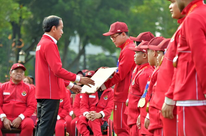 Presiden Republik Indonesia, Joko Widodo, menyerahkan penghargaan terhadap atlet paralimpik Indonesia usai menjadi juara umum pada ASEAN Para Games 2023