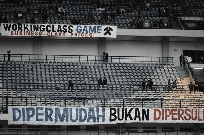 Spanduk kritik dari Viking Persib Club (VPC), saat laga Persib Bandung melawan Madura United, Minggu (2/7/2023).