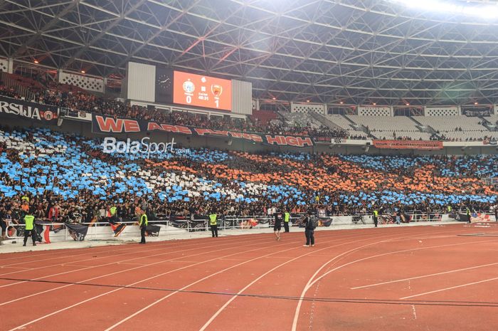 Suporter Persija Jakarta, The Jakmania, melakukan koreografi saat mendukung tim kebanggannya dalam laga pekan pertama Liga 1 2023 di Stadion Utama Gelora Bung Karno, Senayan, Jakarta, Senin (3/7/2023) malam.