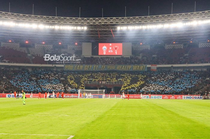 Suporter Persija Jakarta, The Jakmania, melakukan koreografi saat mendukung tim kebanggannya dalam laga pekan pertama Liga 1 2023 di Stadion Utama Gelora Bung Karno, Senayan, Jakarta, Senin (3/7/2023) malam.