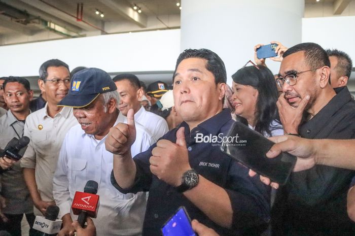 Ketua Umum PSSI, Erick Thohir, memberikan ancungan jempol saat memberikan keterangan kepada awak media di Jakarta International Stadium (JIS), Jakarta Utara, Selasa (4/7/2023) siang.