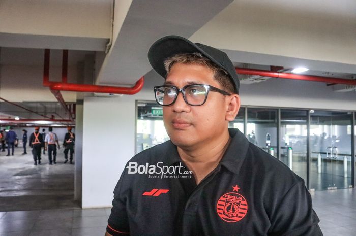 Ketua Umum The Jakmania, Diky Soemarno, sedang memberikan keterangan kepada awak media di Jakarta International Stadium (JIS), Jakarta Utara, Selasa (4/7/2023) siang.