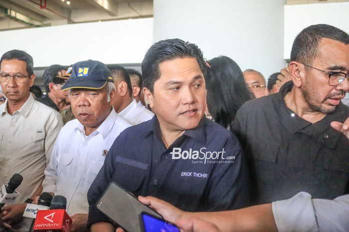 Ketua Umum PSSI, Erick Thohir, sedang memberikan keterangan kepada awak media di Jakarta International Stadium (JIS), Jakarta Utara, Selasa (4/7/2023) siang.