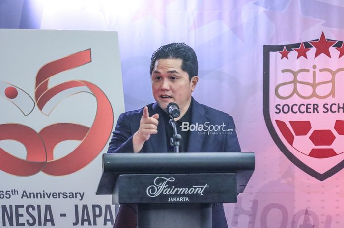 Ketua Umum PSSI, Erick Thohir, sedang memberikan keterangan kepada awak media di Hotel Fairmont, Senayan, Jakarta, Selasa (4/7/2023) siang.