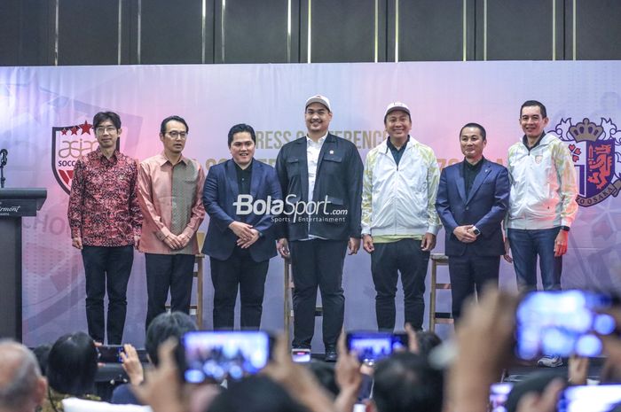 Menteri Pemuda dan Olahraga Republik Indonesia, Dito Ariotedjo (tengah) dan Ketua Umum PSSI, Erick Thohir (tiga dari kiri) sedang berfoto bersama dengan jajaran Cerezo Osaka dan Asiana Soccer School dalam momen peresmian kerja sama kedua pihak di Jakarta (4/7/2023).