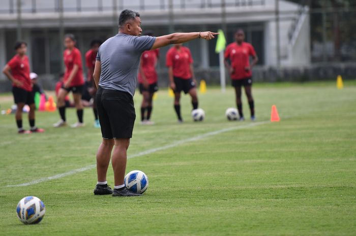 Pelatih timnas U-19 Wanita Indonesia, Rudy Eka Priyambada