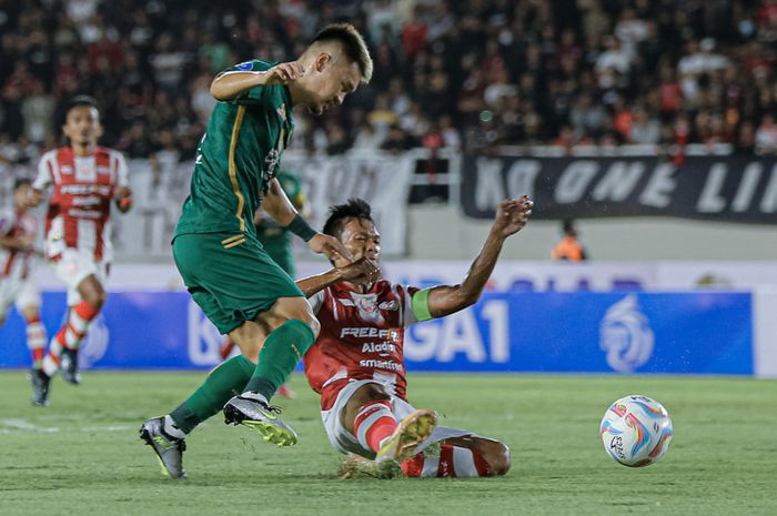 Pemain Persebaya Surabaya, Sho Yamamoto yang mendapatkan pengawalan ketat dari Kapten Persis Solo, Eky Taufik pada laga perdana Liga 1 2023/2024 di Stadion Manahan, Solo, Sabtu (1/7/2023)