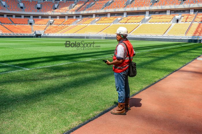 Suasana salah satu petugas sedang memantau Jakarta International Stadium atau Jakarta Internasional Stadium (JIS), Jakarta Utara, Selasa (4/7/2023) siang.