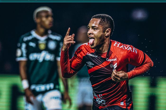 Wonderkid asal Brasil yang kini bermain untuk Athletico Paranaense, Vitor Roque, bakal bergabung dengan Barcelona per 1 Januari 2024.