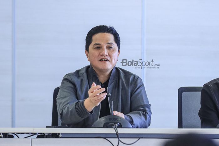 Ketua Umum PSSI, Erick Thohir, sedang memberikan keterangan kepada awak media di Menara Danareksa, Gambir, Jakarta Pusat, Rabu (5/7/2023) siang.