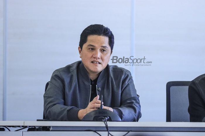 Ketua Umum PSSI, Erick Thohir, sedang memberikan keterangan kepada awak media di Menara Danareksa, Gambir, Jakarta Pusat, Rabu (5/7/2023) siang.