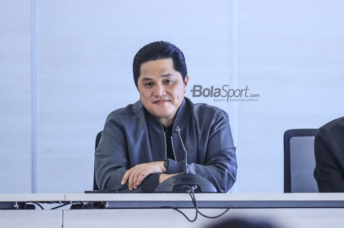 Ketua Umum PSSI, Erick Thohir, sedang memberikan keterangan kepada awak media di Menara Danareksa, Gambir, Jakarta Pusat, Rabu (5/7/2023) siang.