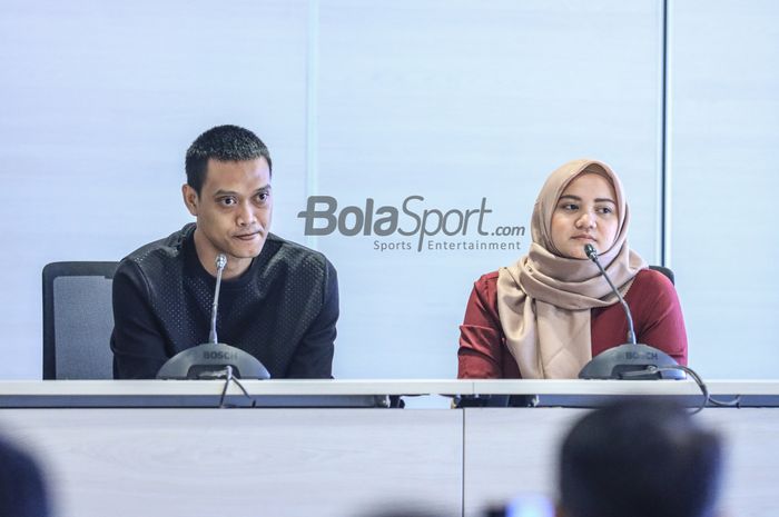 Legenda kiper timnas Indonesia, Kurnia Meiga (kiri) dan ditemani sang istri bernama Azhiera Adzka Fathir (kanan) sedang memberikan keterangan kepada awak media di Menara Danareksa, Gambir, Jakarta Pusat, Rabu (5/7/2023) siang.