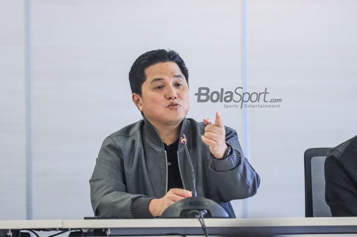 Ketua Umum PSSI, Erick Thohir, sedang memberikan keterangan kepada awak media di Menara Danareksa, Gambir, Jakarta Pusat, Rabu (5/7/2023) siang.