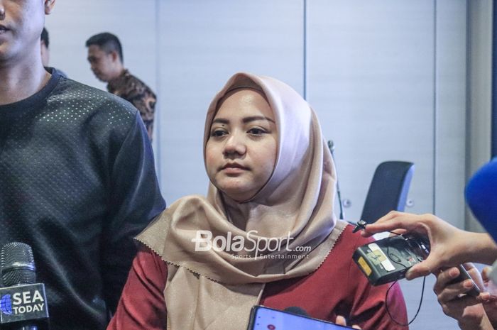 Istri dari Kurnia Meiga, Azhiera Adzka Fathir, sedang memberikan keterangan kepada awak media di Menara Danareksa, Gambir, Jakarta Pusat, Rabu (5/7/2023) siang.