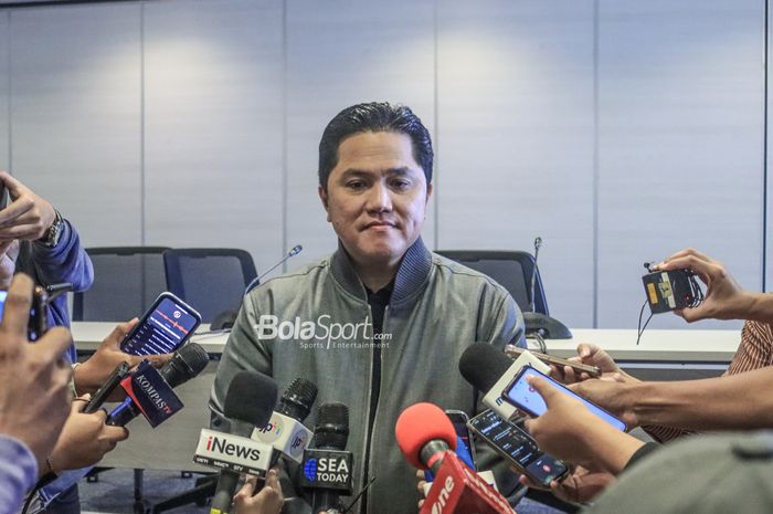 Ketua Umum PSSI, Erick Thohir, sedang memberikan keterangan kepada awak media di Menara Danareksa, Gambir, Jakarta Pusat, Rabu (5/7/2023) siang.