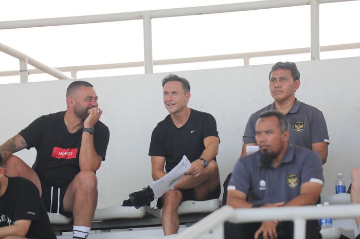 Pelatih timnas U-17 Indonesia Bima Sakti bersama Direktur Teknik Garuda Select Dennis Wise saat melakukan seleksi pemain.