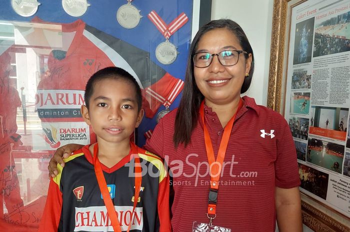 Peserta Audisi Umum PB Djarum 2023 U-11 asal Papua, Gavriel Aldrich Alharon Labatar, bersama sang Ibunda, Mien Yanelia koupun.