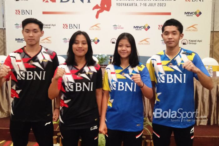 (Ki-ka) Pemain tim bulu tangkis junior Indonesia: Nikolaus Joaquin, Mutiara Ayu Puspitasari, Felisha Alberta Nathaniel Pasaribu, Adrian Pratama saat konferensi pers jelang Kejuaraan Asia Junior 2023 di The Victoria Hotel, Yogyakarta, 6 Juli 2023. 