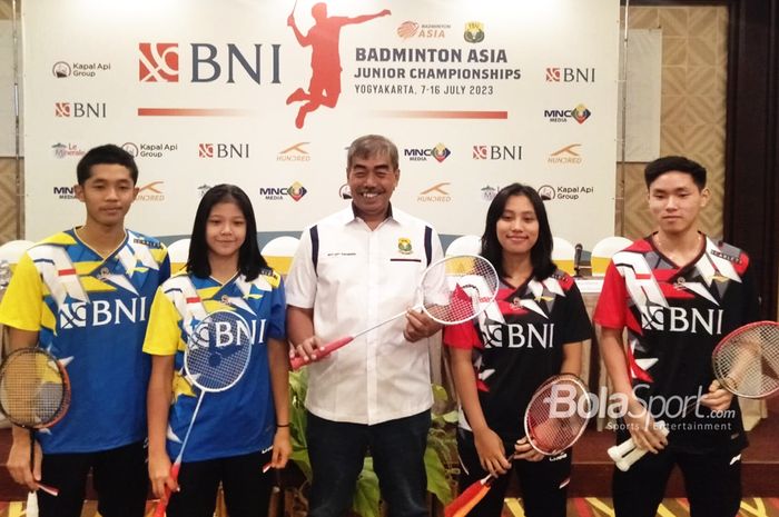 (Ki-ka) Pemain tim bulu tangkis junior Indonesia Adrian Pratama, Felisha Alberta Nathaniel Pasaribu, Kepala Bidang Humas dan Media PBSI Broto Happy, Mutiara Ayu Puspitasari, dan Nikolaus Joaquin, saat konferensi pers jelang Kejuaraan Asia Junior 2023 di The Victoria Hotel, Yogyakarta, 6 Juli 2023.