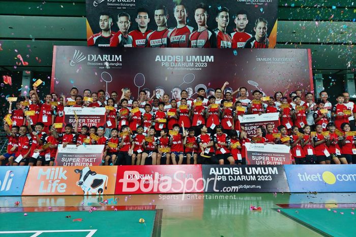 51 peserta yang lolos Audisi Umum PB Djarum berfoto bersama para legenda bulutangkis Indonesia yang menjadi Tim Pencari Bakat selama lima hari rangkaian audisi di GOR Djarum, Kudus, pada Kamis (6/7/2023).