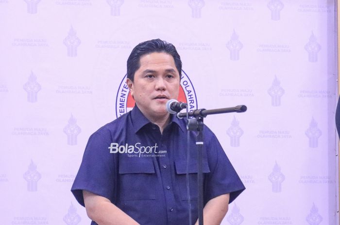 Ketua Umum PSSI, Erick Thohir, sedang memberikan keterangan kepada awak media di Media Center Kemenpora, Senayan, Jakarta, Jumat (7/7/2023) siang.