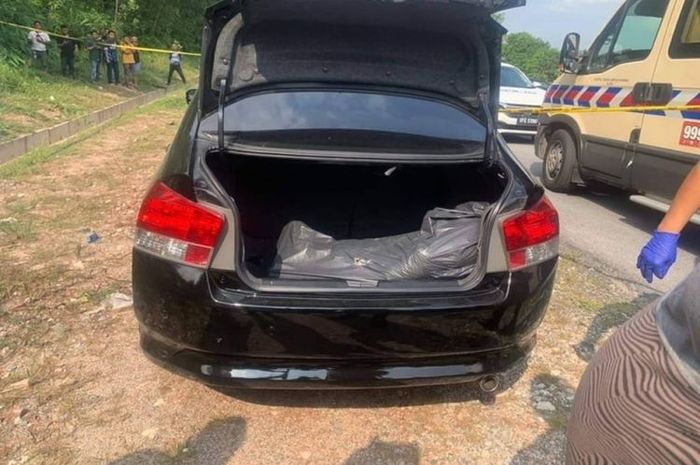 Wakil kepala polisi Shah Alam, Supt Ramsay Anak Embol, mengatakan bahwa polisi diberitahu tentang penemuan mayat tersebut sekitar pukul 15.25 oleh orang yang lewat.