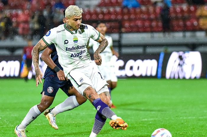 Aksi Ciro Alves pada laga Arema FC melawan Persib Bandung di Liga 1 2023/2024.