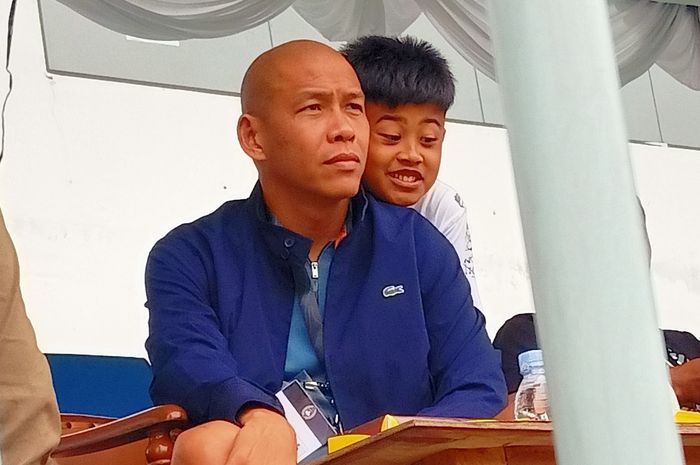 Asisten pelatih timnas Indonesia, Nova Arianto terlihat menyaksikan laga antara PSS Sleman versus Persis Solo di Stadion Maguwoharjo, Sleman, Yogyakarta, pada Jumat (7/7/2023).
