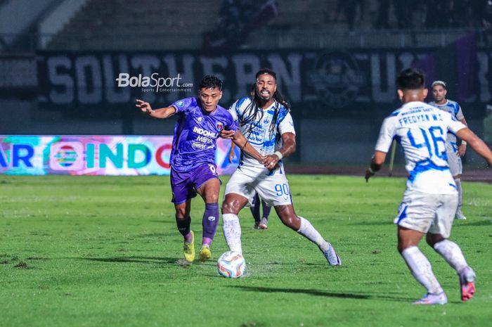 Carlos Fortes (kanan) sedang berebut bola dengan Irsyad Maulana (kiri) dalam laga pekan kedua Liga 1 2023 antara Persita Tangerang versus PSIS Semarang di Stadion Indomilk Arena, Tangerang, Banten, Sabtu (8/7/2023).