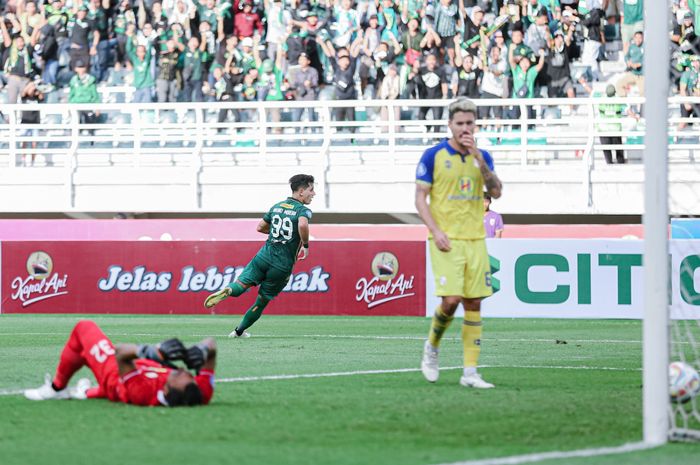 Bruno Moreira usai mencetak gol penyeimbang Persebaya Surabaya saat laga pekan kedua Liga 1 2023/2024 lawan Barito Putera