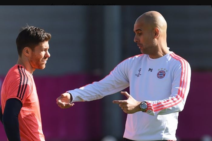 Xabi Alonso (kiri) saat dilatih Pep Guardiola di Bayern Muenchen. Alonso jadi kandidat kuat gantikan Carlo Ancelotti di Real Madrid.