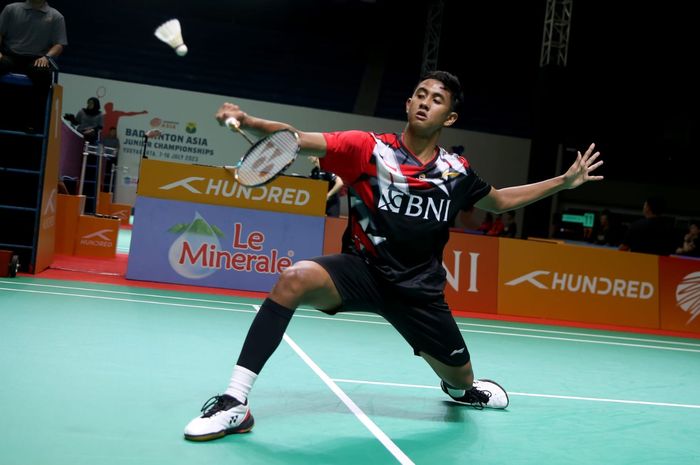 Pebulu tangkis tunggal putra Indonesia, Alwi Farhan, pada nomor beregu Kejuaran Asia Junior 2023 di GOR Amongrogo, Yogyakarta, Sabtu (8/7/2023).