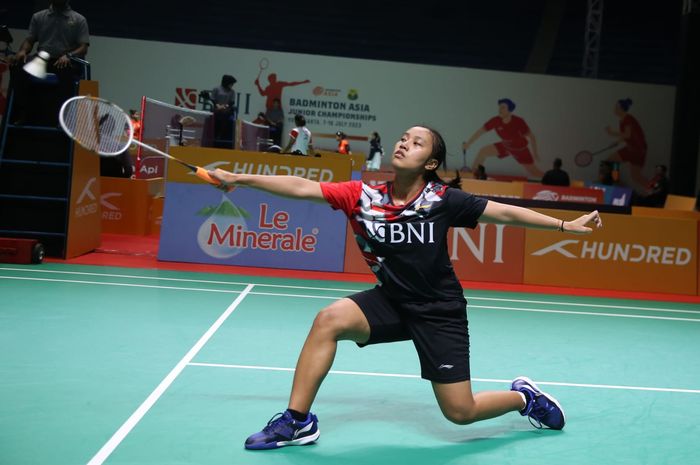 Tunggal putri Indonesia, Mutiara Ayu Puspitasari saat beraksi pada laga perdana Kejuaraan Asia Junior 2023 di fase penyisihan Grup A antara Indoneisa vs Vietnam, di GOR Amongraga, Yogyakarta, Sabtu (8/7/2023)