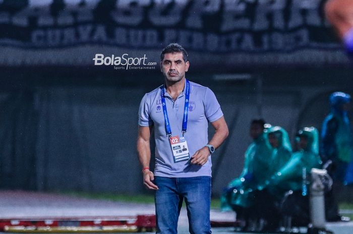 Pelatih Persita Tangerang, Luis Edmundo, sedang memantau para pemainnya bertanding dalam laga pekan kedua Liga 1 2023 di Stadion Indomilk Arena, Tangerang, Banten, Minggu (9/7/2023) malam.