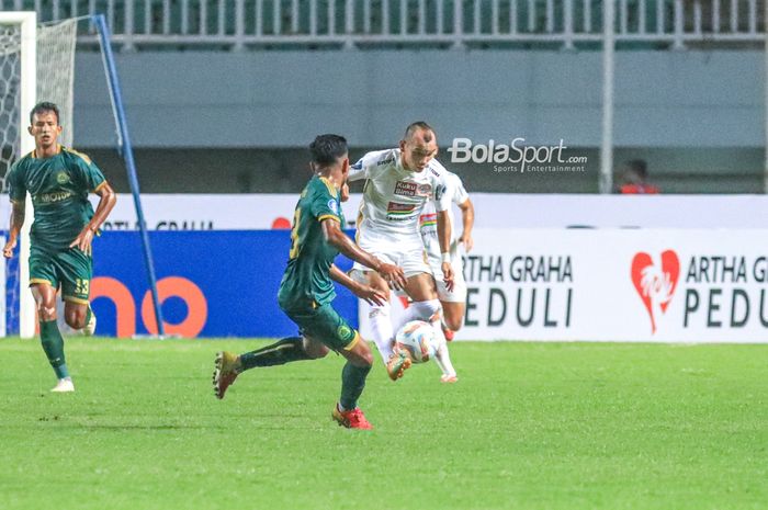 Riko Simanjuntak sedang menguasai bola saat bertanding dalam laga pekan kedua Liga 1 2023 antara Persikabo 1973 versus Persija di Stadion Pakansari, Bogor, Jawa Barat, Minggu (9/7/2023) malam.