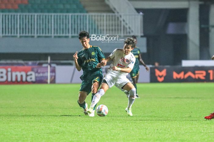 Kaishu Yamazaki (kiri) dan Ryo Matsumura (kanan) sedang berebut bola saat bertanding dalam laga pekan kedua Liga 1 2023 antara Persikabo 1973 versus Persija di Stadion Pakansari, Bogor, Jawa Barat, Minggu (9/7/2023) malam.