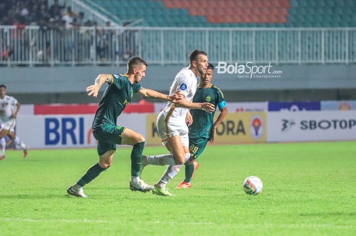 Marko Simic (tengah) sedang menguasai bola saat bertanding dalam laga pekan kedua Liga 1 2023 antara Persikabo 1973 versus Persija di Stadion Pakansari, Bogor, Jawa Barat, Minggu (9/7/2023) malam.