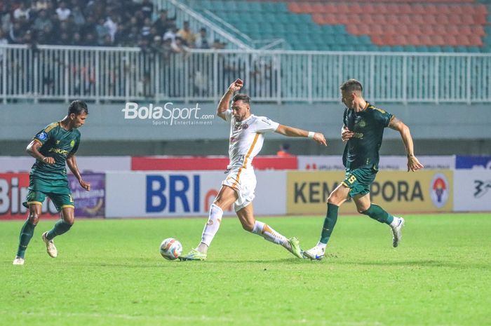 Marko Simic (tengah) sedang menguasai bola saat bertanding dalam laga pekan kedua Liga 1 2023 antara Persikabo 1973 versus Persija di Stadion Pakansari, Bogor, Jawa Barat, Minggu (9/7/2023) malam.