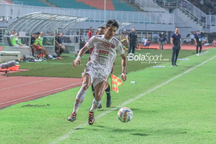 Aji Kusuma sedang menguasai bola saat bertanding dalam laga pekan kedua Liga 1 2023 antara Persikabo 1973 versus Persija di Stadion Pakansari, Bogor, Jawa Barat, Minggu (9/7/2023) malam.