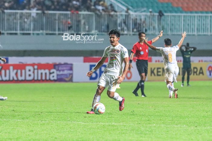 Firza Andika sedang menguasai bola saat bertanding dalam laga pekan kedua Liga 1 2023 antara Persikabo 1973 versus Persija di Stadion Pakansari, Bogor, Jawa Barat, Minggu (9/7/2023) malam.