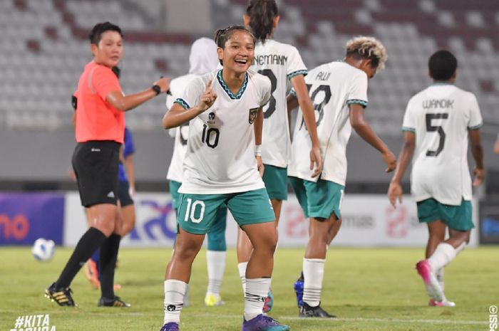 Pemain Timnas U-19 Wanita Indonesia, Sheva Imut, melakukan selebrasi usai mencetak gol ke gawang Kamboja di Piala AFF U-19 Wanita 2023.